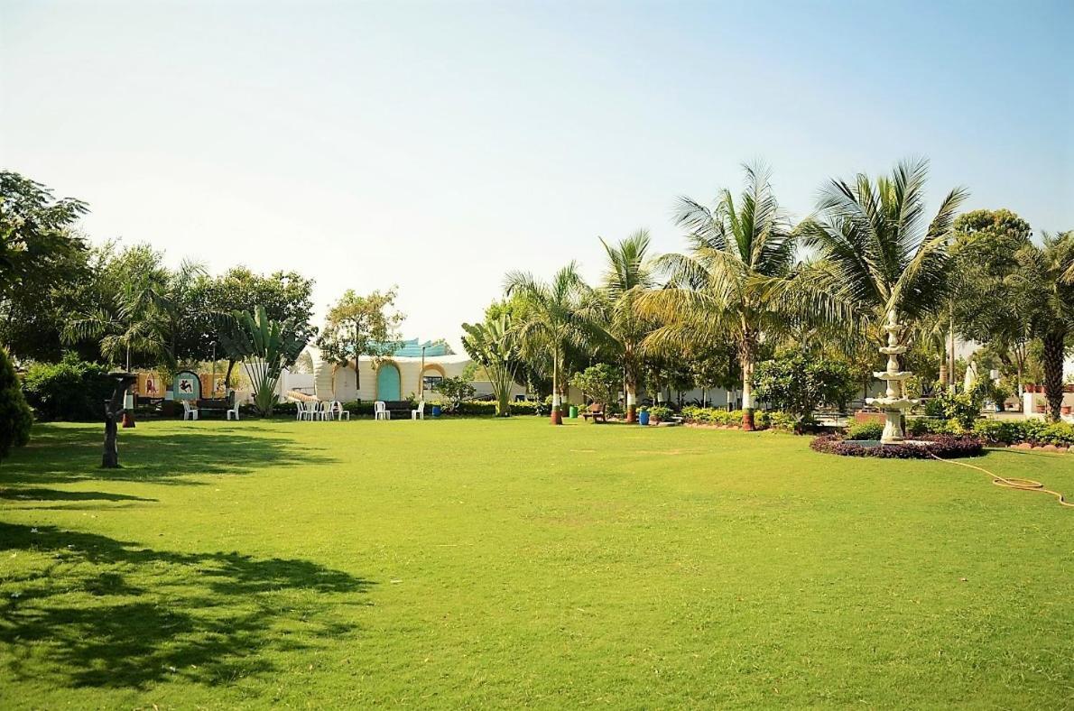 Royal Club & Resort Ахмедабад Екстериор снимка